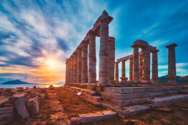 Temple de Poséidon au Cap Sounion avec vue sur la mer Égée en Grèce