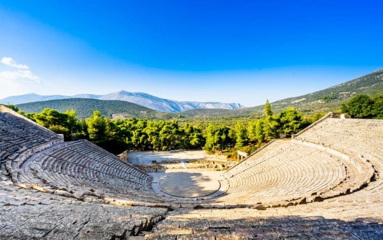 Théâtre antique d'Épidaure en Grèce, vue panoramique des gradins en pierre