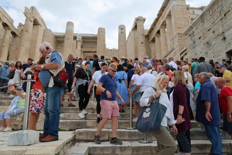 Touristes visitant l'Acropole à Athènes, Grèce, le 18 octobre 2023