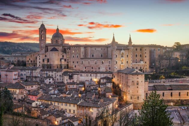 Urbino, Italie - Vue panoramique au coucher du soleil avec architecture historique et paysage rural - UNESCO