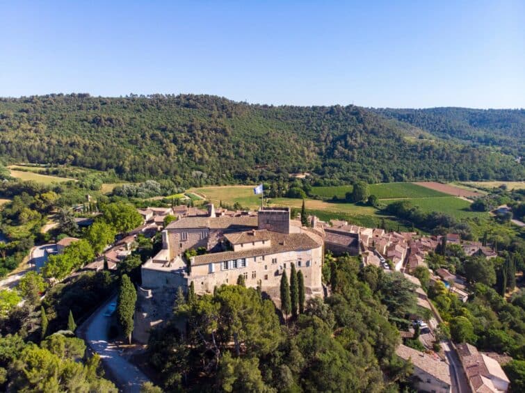 Village d'Ansouis dans le Vaucluse, vue aérienne montrant le caractère médiéval et les paysages provençaux