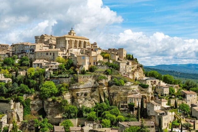 Village médiéval de Gordes en Provence avec vue panoramique sur la vallée du Luberon