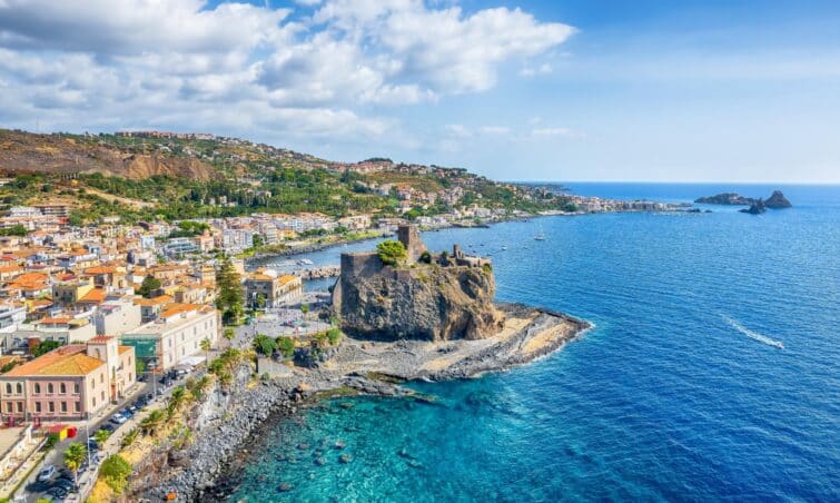 Vue aérienne d'Aci Castello en Sicile, Italie, montrant le paysage côtier et le château historique