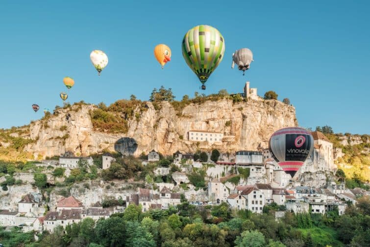 Vue aérienne de Rocamadour, France, montrant des montgolfières et une architecture historique le 24 septembre 2023