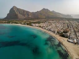 Vue aérienne de San Vito lo Capo en Sicile, montrant des plages de sable blanc et des eaux cristallines