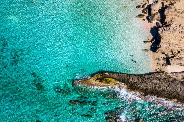 Vue aérienne de la magnifique plage turquoise de Falassarna en Crète