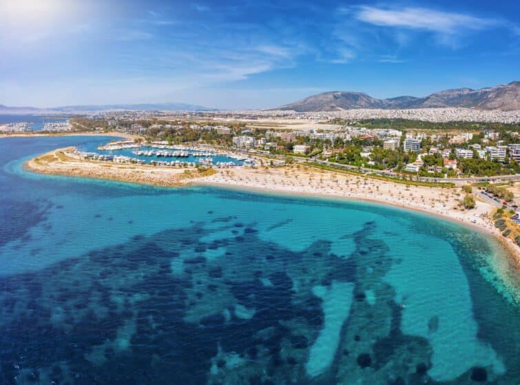 Vue aérienne de la plage de Glyfada sur la Riviera athénienne