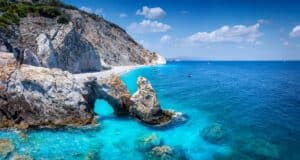 Vue aérienne de la plage de Lalaria à Skiathos, Grèce, avec ses eaux turquoise et son arc de roche célèbre