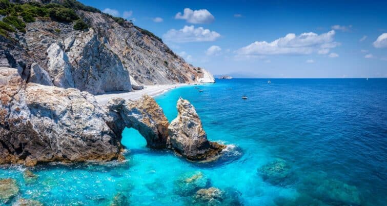 Vue aérienne de la plage de Lalaria à Skiathos, Grèce, avec ses eaux turquoise et son arc de roche célèbre