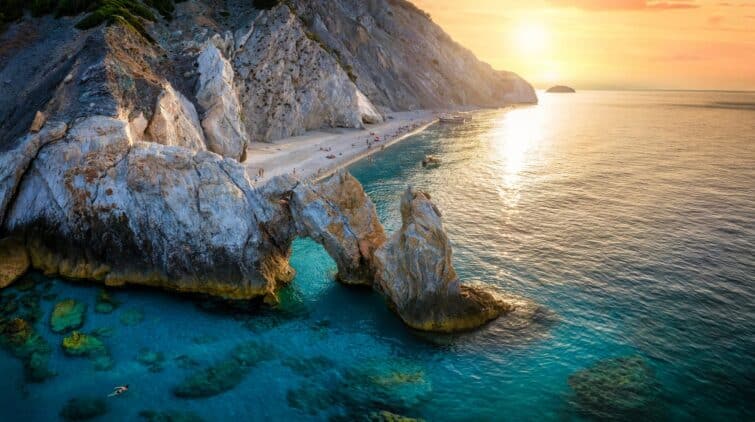 Vue aérienne de la plage de Lalaria à Skiathos, Grèce, montrant des eaux turquoise et des formations rocheuses blanches