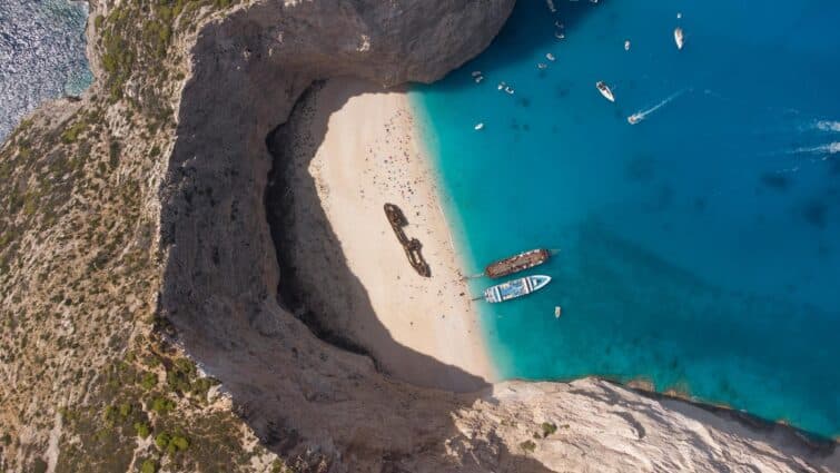 Vue aérienne de la plage de Navagio avec épave de navire en Grèce