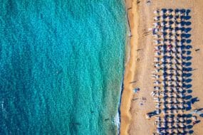 Vue aérienne de la plage turquoise de Falassarna en Crète
