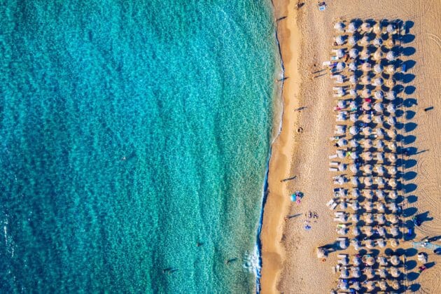 Vue aérienne de la plage turquoise de Falassarna en Crète