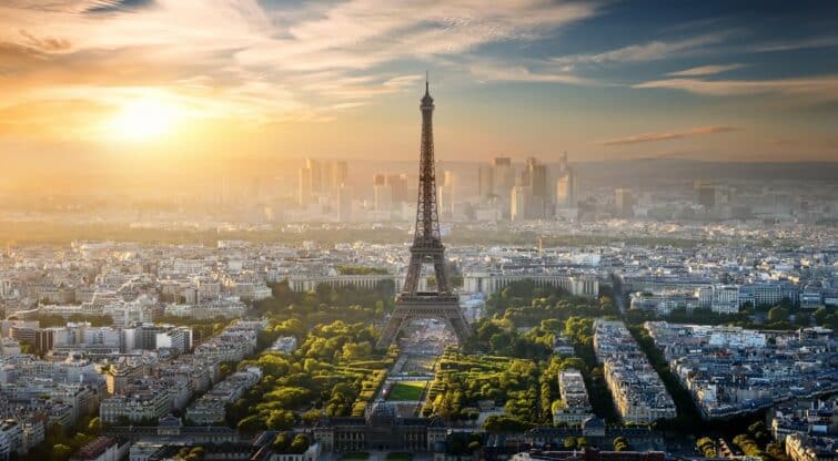 Vue aérienne de la tour Eiffel et de ses environs à Paris, France, un pays célèbre pour sa sécurité.