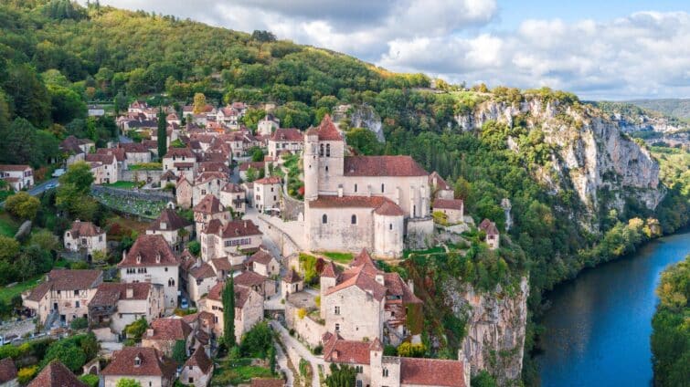 Vue aérienne de la ville de Saint-Cirq-Lapopie en France, montrant son architecture médiévale et la rivière Lot