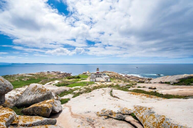 Vue aérienne de l'île de Salvora en Espagne, un paradis préservé avec nature intacte et mer cristalline