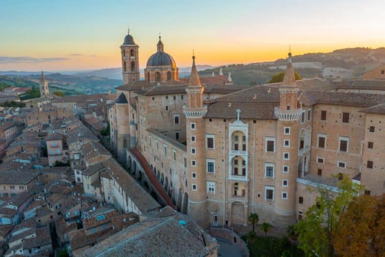 Vue aérienne du Palais Ducal à Urbino, Italie, lors du lever du soleil