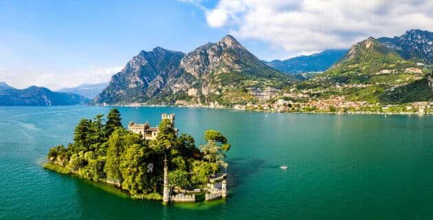 Vue aérienne du château sur l'île de Loreto au lac d'Iseo en Italie