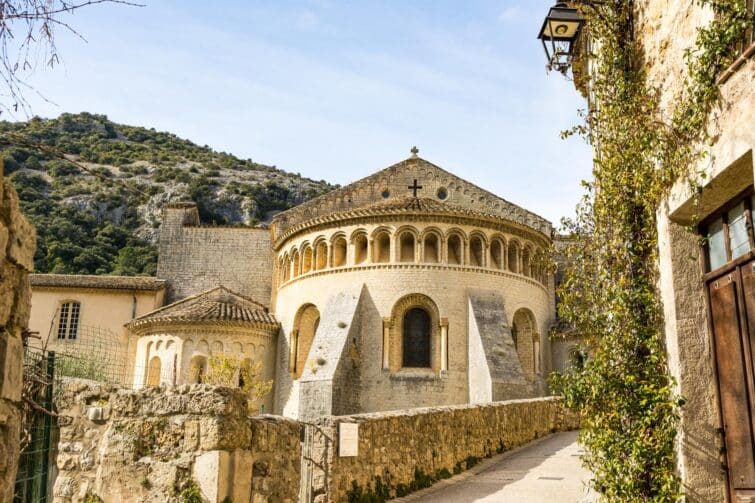 Vue de l'Abbaye de Gellone, chef-d'œuvre de l'architecture romane, située à Saint-Guilhem-le-Désert