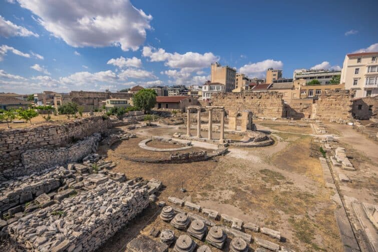 Vue de la Bibliothèque d'Hadrien à Athènes, Grèce, avec colonnes et ruines antiques en pierre