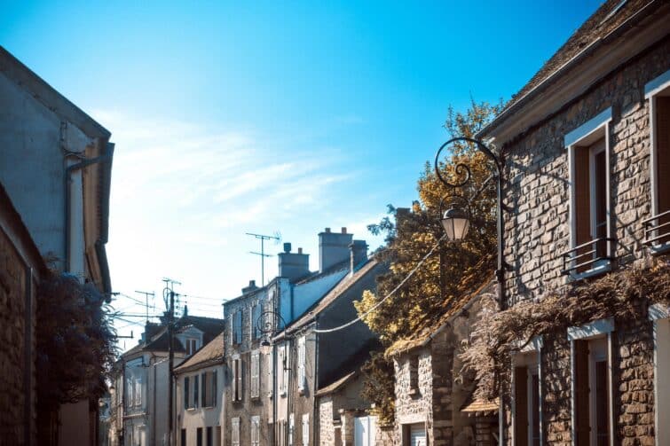 Vue de la rue de Milly-la-Forêt avec des maisons traditionnelles françaises