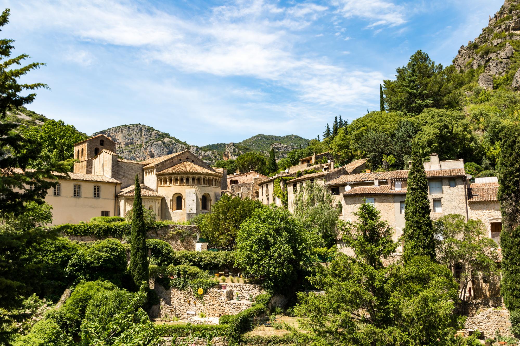 Vue d'été sur le village médiéval de Saint-Guilhem-le-Désert, France