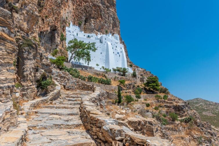 Vue du monastère de Panagia Hozoviotissa accroché à une falaise sur l'île d'Amorgos, Grèce