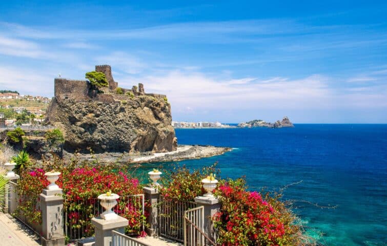 Vue du vieux château médiéval d'Aci Castello en Italie lors d'une journée ensoleillée