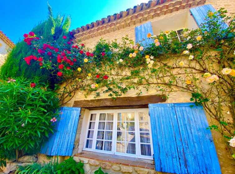 Vue d'une charmante maison à Ansouis, France, en juin 2021