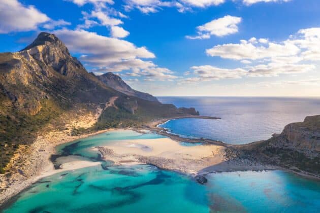 Vue incroyable sur la lagune de Balos en Crète avec des eaux turquoise et des plages de sable blanc