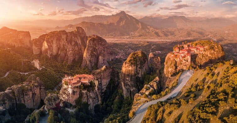 Vue panoramique aérienne des célèbres monastères des Météores en Grèce pendant un coucher de soleil