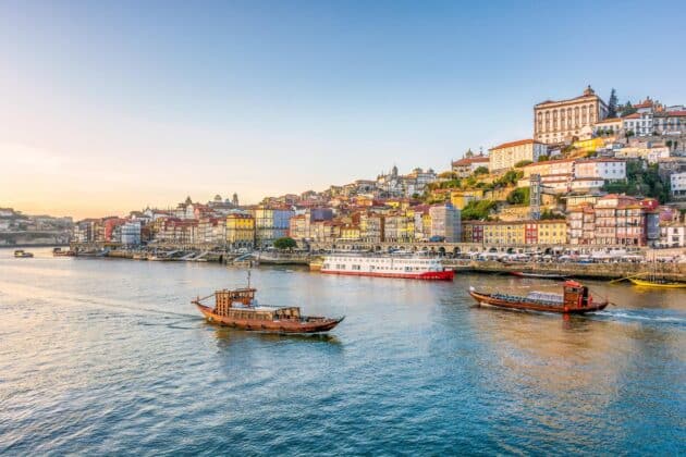 Vue panoramique de Porto, Portugal, avec le fleuve Douro et des maisons colorées lors d'une journée ensoleillée