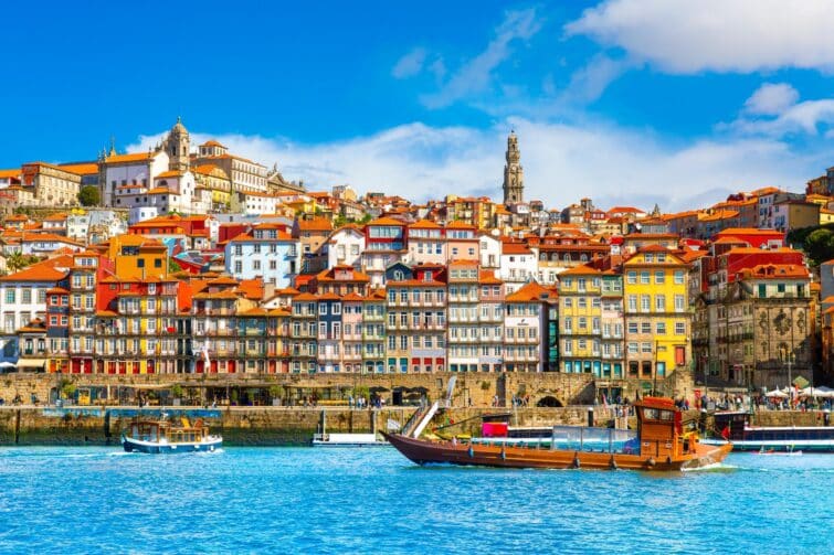 Vue panoramique de Porto, Portugal, montrant le fleuve Douro et des bâtiments colorés en été