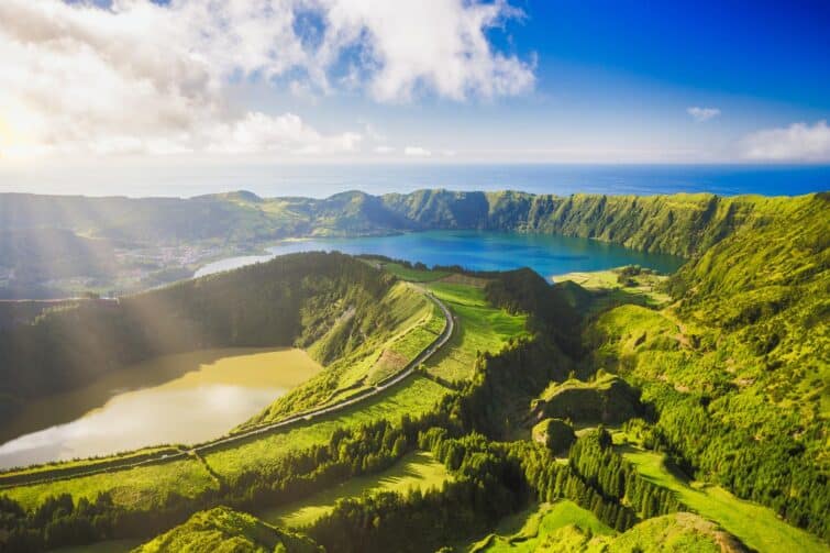 Vue panoramique de Sete Cidades depuis le miradouro da Vista do Rei sur l'île de São Miguel, Açores, Portugal