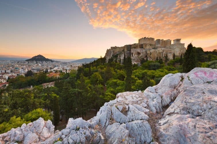 Vue panoramique de l'Acropole d'Athènes depuis le rocher de l'Aréopage au crépuscule