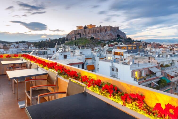 Vue panoramique de l'Acropole d'Athènes depuis un rooftop bar