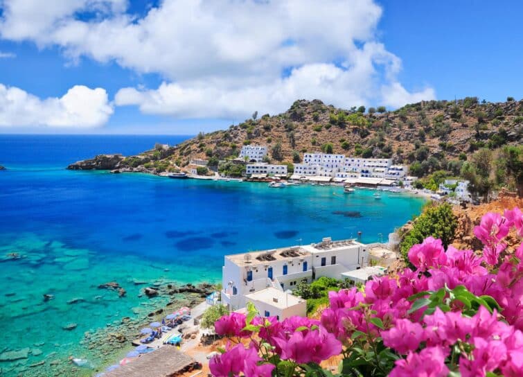 Vue panoramique de la mer à Loutro, Crète, offrant tranquillité et beauté naturelle