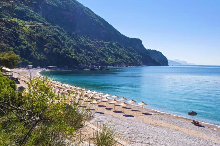 Vue panoramique de la plage de Jaz près de Budva au Monténégro avec la mer turquoise et les montagnes en arrière-plan