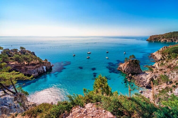 Vue panoramique de la plage de la presqu'île de Crozon en Bretagne, France