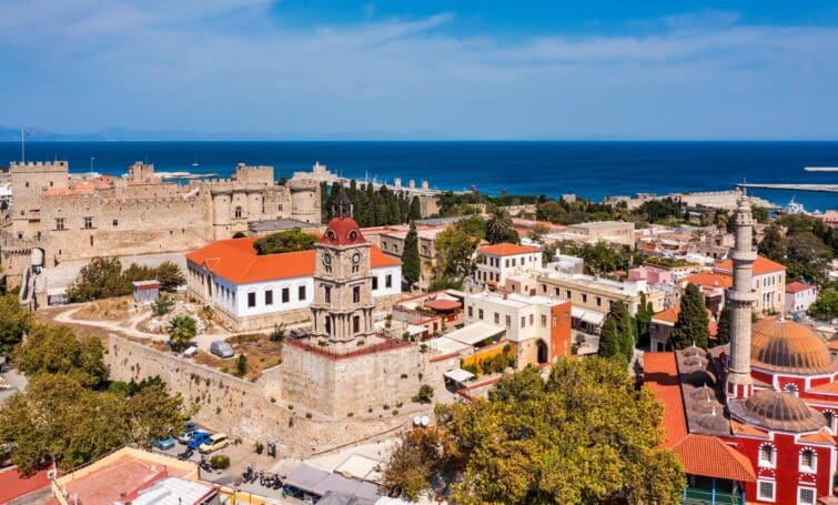 Vue panoramique de la vieille ville de Rhodes, Grèce, avec ses bâtiments historiques et remparts médiévaux