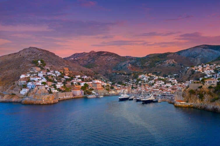 Vue panoramique de l'île d'Hydra en Grèce avec ses maisons traditionnelles et la mer Méditerranée