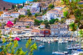 Vue panoramique de l'île d'Hydra en Grèce, destination paisible sans voitures