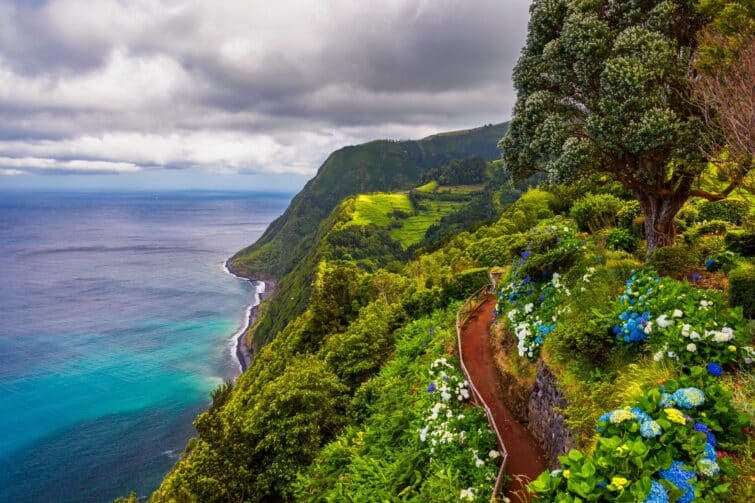 Vue panoramique depuis le belvédère de Ponta do Sossego sur l'île de São Miguel, Açores, Portugal