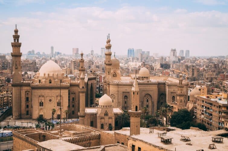 Vue panoramique du Vieux-Caire montrant ses bâtiments historiques et ses rues animées