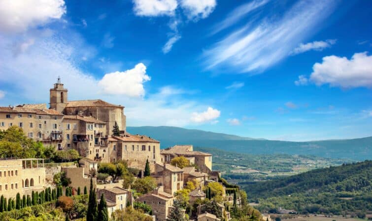 Vue panoramique du village de Gordes en France par une journée ensoleillée