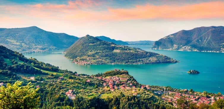 Vue panoramique estivale du Lac d'Iseo en Italie avec montagnes et ciel bleu