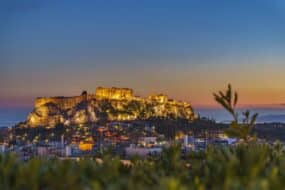 Vue panoramique sur l'Acropole d'Athènes depuis le toit-terrasse du musée de l’Acropole