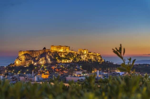 Vue panoramique sur l'Acropole d'Athènes depuis le toit-terrasse du musée de l’Acropole