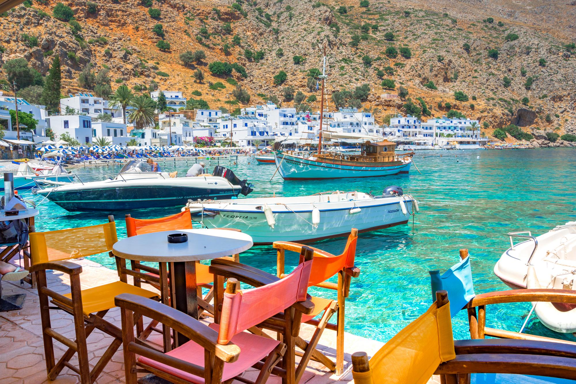 Vue pittoresque du village de Loutro, Chania, Crète, Grèce, montrant les maisons blanchies à la chaux et la mer turquoise.