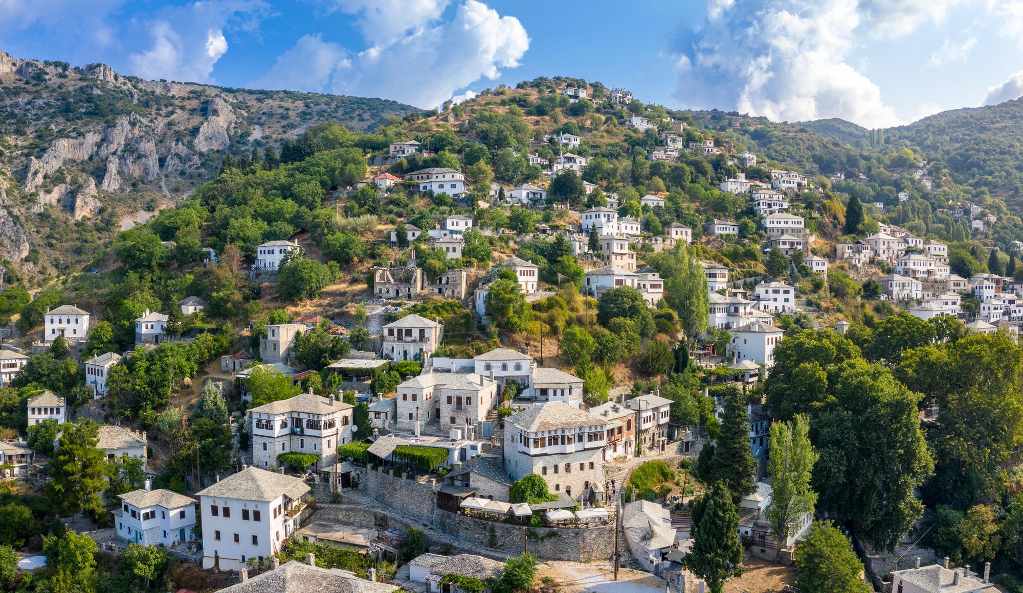 Vue pittoresque du village traditionnel grec de Makrinitsa avec des maisons en pierre et pavées sur le mont Pelion, Grèce